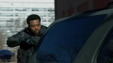Under Armour gloves worn by Kevin Atwater (Laroyce Hawkins) as seen in Chicago P.D. (S10E12)