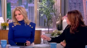 Pantalones de gran altura adornados con botones Balmain usados por Sara Haines como se ve en The View el 20 de enero de 2023