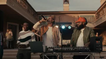 Chaqueta bombardera de gamuza Scotch & Soda Colorblock usada por Will Smith (Jabari Banks) como se ve en Bel-Air (S01E07)
