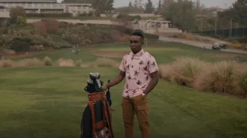 Pantalones estilo cargo Scotch & Soda Fave usados por Carlton Banks (Olly Sholotan) como se ve en Bel-Air (S01E08)