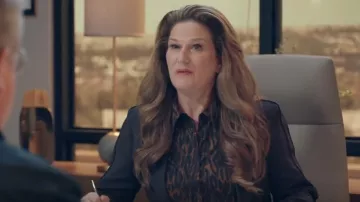 Halston Zora Leopard-Print Crepe de Chine Camisa usada por Katherine Hastings (Ana Gasteyer) vista en American Auto (S02E01)