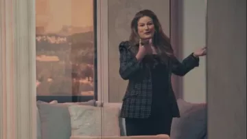 Alexander McQueen Checked Pattern Blazer porté par Katherine Hastings (Ana Gasteyer) vu dans American Auto (S02E01)