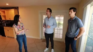 Halogen Floral Ruffle Top worn by Vicky Nguyen as seen in Today on January 24, 2023