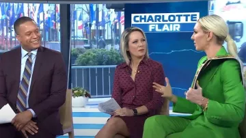 Alexander McQueen Veste ajustée à double poitrine en vert acide portée par Charlotte Flair comme on le voit dans Today on January 24, 2023