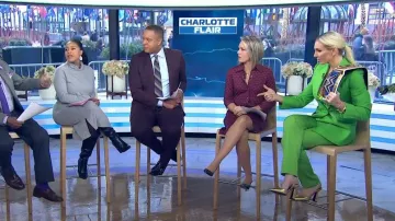 Pantalon de cigarette taille haute Alexander McQueen en vert acide porté par Charlotte Flair comme on le voit dans Aujourd’hui le 24 janvier 2023