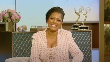 Giambattista Valli chaqueta recortada de doble pecho usada por Tamron Hall como se ve en Tamron Hall Show el 24 de enero de 2023