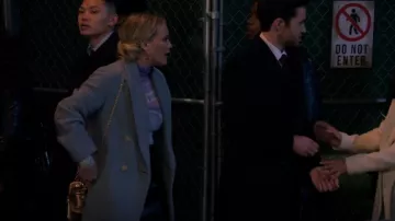 Cult Gaïa Ni­ka Cross­body worn by Sophie (Hilary Duff) as seen in How I Met Your Father (S01E02)