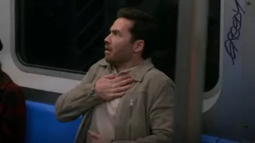 Chaqueta de gamuza AllSaints Eadric usada por Charlie (Tom Ainsley) como se ve en How I Met Your Father (S01E03)