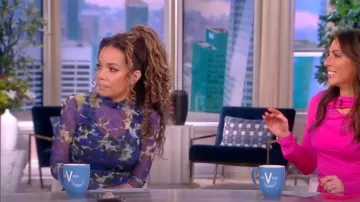 Dries Van Noten Heyser Malla de malla con estampado floral Cuello de tortuga usado por Sunny Hostin como se ve en The View el 26 de enero de 2023