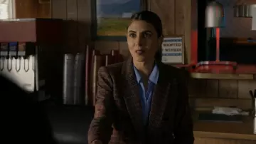 Veronica Beard Miller Blaz­er worn by Tonya Walsh (Jamie-Lynn Sigler) as seen in Big Sky (S03E12)