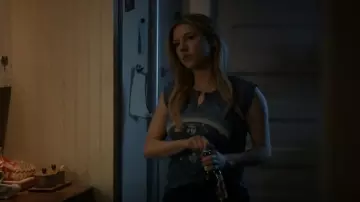 Lucky Brand Pink Floyd Classic Crewneck Graphic Tee worn by Jenny Hoyt (Katheryn Winnick) as seen in Big Sky (S03E13)