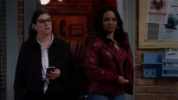 Chaqueta globo de cuero sintético resistente al agua de Levi's usada por Randi (Kyla Pratt) como se ve en Call Me Kat (S03E12)