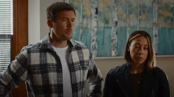 Reiss Method Plaid Twin Pocket Overshirt usada por Charlie Hudson (John Reardon) como se ve en Hudson & Rex (S05E11)