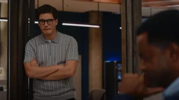 Reiss Code Half Zip Striped Polo T Shirt usada por Jesse Mills (Justin Kelly) como se ve en Hudson & Rex (S05E12)