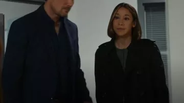 Burberry Calassic Trenchcoat worn by Sarah Truong (Mayko Nguyen) as seen in Hudson & Rex (S05E12)