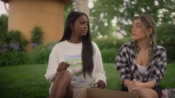 Casablanca Casablanca Logo Print Crewneck Sudadera usada por Annika Longstreet (Justine Skye) como se ve en adulto-ish (S05E11)