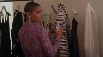 Boucles d’oreilles Deepa Gurnani Zaria en blanc portées par Julien Calloway (Jordan Alexander) comme on le voit dans Gossip Girl (S02E10)