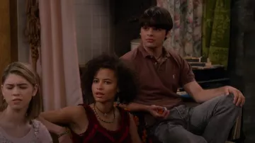 Polo Abercrombie & Fitch porté par Jay Kelso (Mace Coronel) vu dans That '90s Show (S01E03)