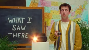 La cardigan jaune moutarde rayé porté par Dylan Minnette dans le clip I Don't Want to Talk de Wallows