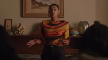 La camiseta abstracta Attico Bella usada por Julien Calloway (Jordan Alexander) como se ve en Gossip Girl (S02E10)