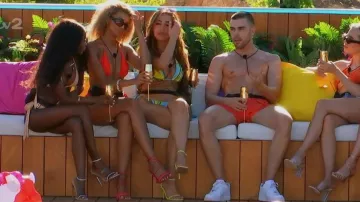 ASOS Amour Bikini Pantalones en oro usados por Tanya Manhenga como se ve en Love Island (S09E07)