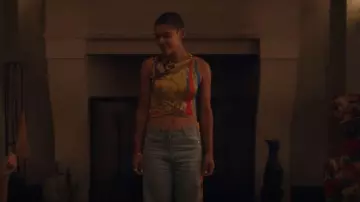 Jeans Versace Royal Rebellion usados por Julien Calloway (Jordan Alexander) como se ve en Gossip Girl (S02E10)