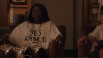 Dolce & Gabbana Jersey Sweatshirt avec imprimé top model des années 90 porté par Shan Barnes (Grace Duah) vu dans Gossip Girl (S02E10)