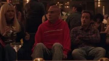 Undercover x Una sudadera con capucha naranja mecánica en rojo usada por Akeno 'Aki' Menzies (Evan Mock) como se ve en Gossip Girl (S02E10)
