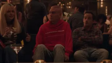 Undercover x Una sudadera con capucha naranja mecánica en rojo usada por Akeno 'Aki' Menzies (Evan Mock) como se ve en Gossip Girl (S02E10)