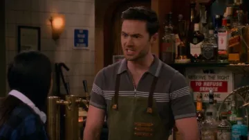 Reiss Claude Polo a rayas de media cremallera usado por Charlie (Tom Ainsley) como se ve en Cómo conocí a tu padre (S01E07)