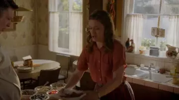 Chemise de camp à manches bouffantes en soie Madewell portée par Mary Cooper (Zoe Perry) vue dans Young Sheldon (S06E10)