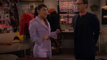 Chaqueta de traje recortado Adidas Ivy Park usada por Valentina (Francia Raisa) como se ve en Cómo conocí a tu padre (S01E08)