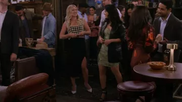 Balmain Uria Lace-Up Ankle Bots portés par Valentina (Francia Raisa) comme on le voit dans How I Met Your Father (S02E01)