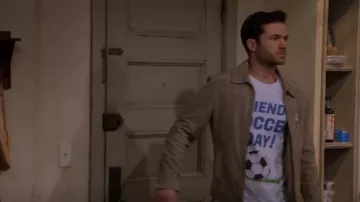 Chaqueta de gamuza AllSaints Eadric usada por Charlie (Tom Ainsley) como se ve en Cómo conocí a tu padre (S01E09)