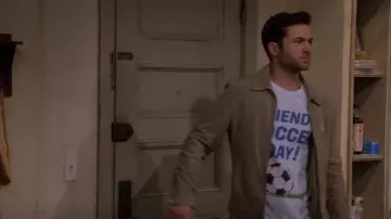 Chaqueta de gamuza AllSaints Eadric usada por Charlie (Tom Ainsley) como se ve en Cómo conocí a tu padre (S01E09)