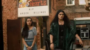 Lee Breese Jeans usados por Latika Desai (Nida Khurshid) como se ve en The Winchesters (S01E08)