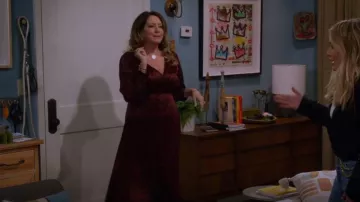 La robe longue bordeaux rouge bordeaux pour femmes Kooples avec motif léopard portée par Sophie (Future) (Kim Cattrall) comme on le voit dans How I Met Your Father (S01E09)