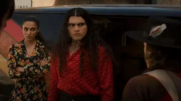 Asos Floral Print Tie Neck Button-Up Shirt porté par Carlos Cervantes (Jojo Fleites) comme on le voit dans The Winchesters (S01E08)