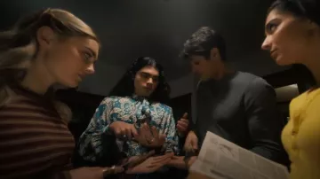 Asos Design Satin Shirt avec col cravate et manche volume Blouson porté par Carlos Cervantes (Jojo Fleites) vu dans The Winchesters (S01E08)