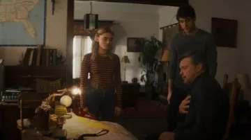 Madewell Macey Striped Crewneck Top porté par Mary Campbell (Meg Donnelly) comme on le voit dans The Winchesters (S01E08)