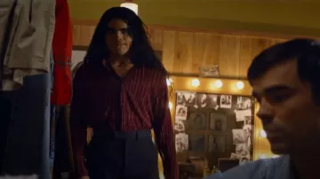 Asos Design Chemise décontractée en tissu Plisse portée par Carlos Cervantes (Jojo Fleites) comme on le voit dans The Winchesters (S01E08)