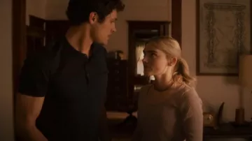 Top à manches longues gaufre MWL porté par Mary Campbell (Meg Donnelly) comme on le voit dans The Winchesters (S01E08)