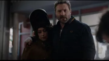 Fred Perry Tennis Bomber Jacket en noir porté par Bob Goodwin (Jai Courtney) comme on le voit dans Kaleidoscope (S01E04)