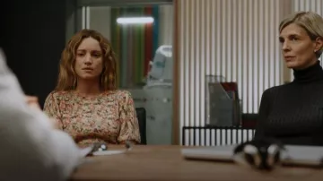 Scotch & Soda Short Puffed Sleeve Knit Shir usado por Magalie Leblanc (Laurence Leboeuf) como se ve en Transplant (S03E12)