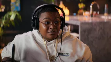 Sweat à capuche blanc Balenciaga porté par Mo (Sam Jay) comme on le voit dans la garde-robe du film You People