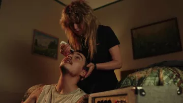 Levi’s Black T-Shirt worn by Charlie Cale (Natasha Lyonne) as seen in Poker Face TV series (S01E04)