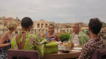 Bolso verde Fendi usado por Julien Calloway (Jordan Alexander) como se ve en Gossip Girl (S02E10)