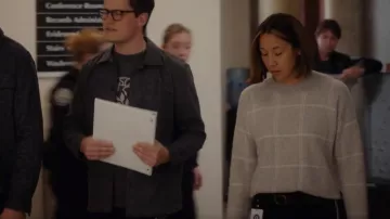 Club Monaco Plaid Cashmere & Silk Crewneck Sweater porté par Sarah Truong (Mayko Nguyen) vu dans Hudson & Rex (S05E13)
