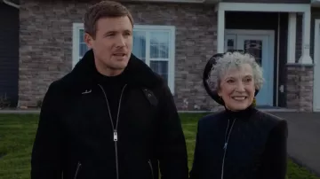 Chaqueta Reiss Black Kyelder Shearling usada por Charlie Hudson (John Reardon) como se ve en Hudson & Rex (S05E13)