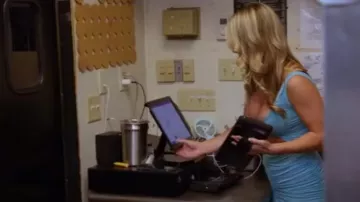 Mini-robe avant découpée sans manches malavisée portée par Emmy Sharrett vue dans Southern Hospitality (S01E07)